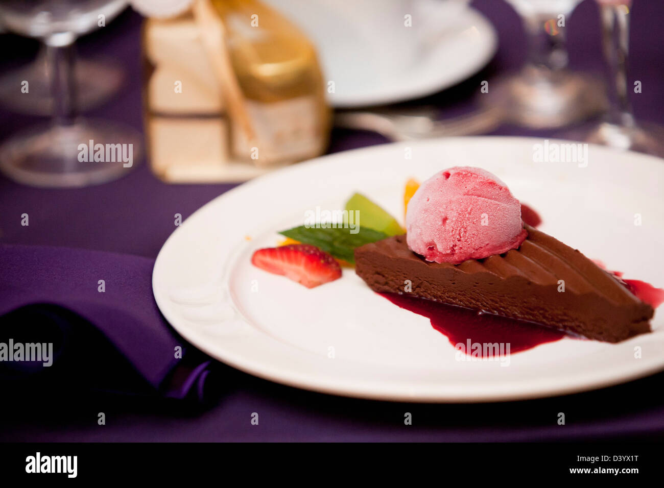 Schokoladenkuchen mit Himbeereis Stockfoto