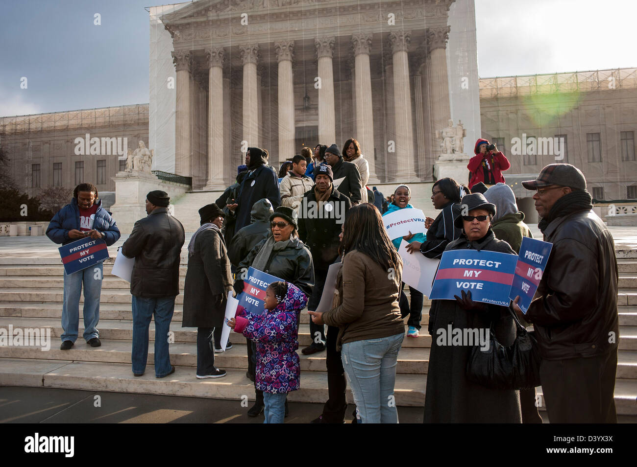 Washington DC, USA. 27. Februar 2013.Supporters des 1964 Voting Rights Act sammeln auf den Stufen der oberste Gerichtshof der USA, wie das Gericht bereitet sich auf den Fall von Shelby County v. Holder, zu hören, die eine der wichtigsten Bestimmungen des Gesetzes infrage. (Bild Kredit: Kredit: Pete Marovich/ZUMAPRESS.com/Alamy Live-Nachrichten) Stockfoto