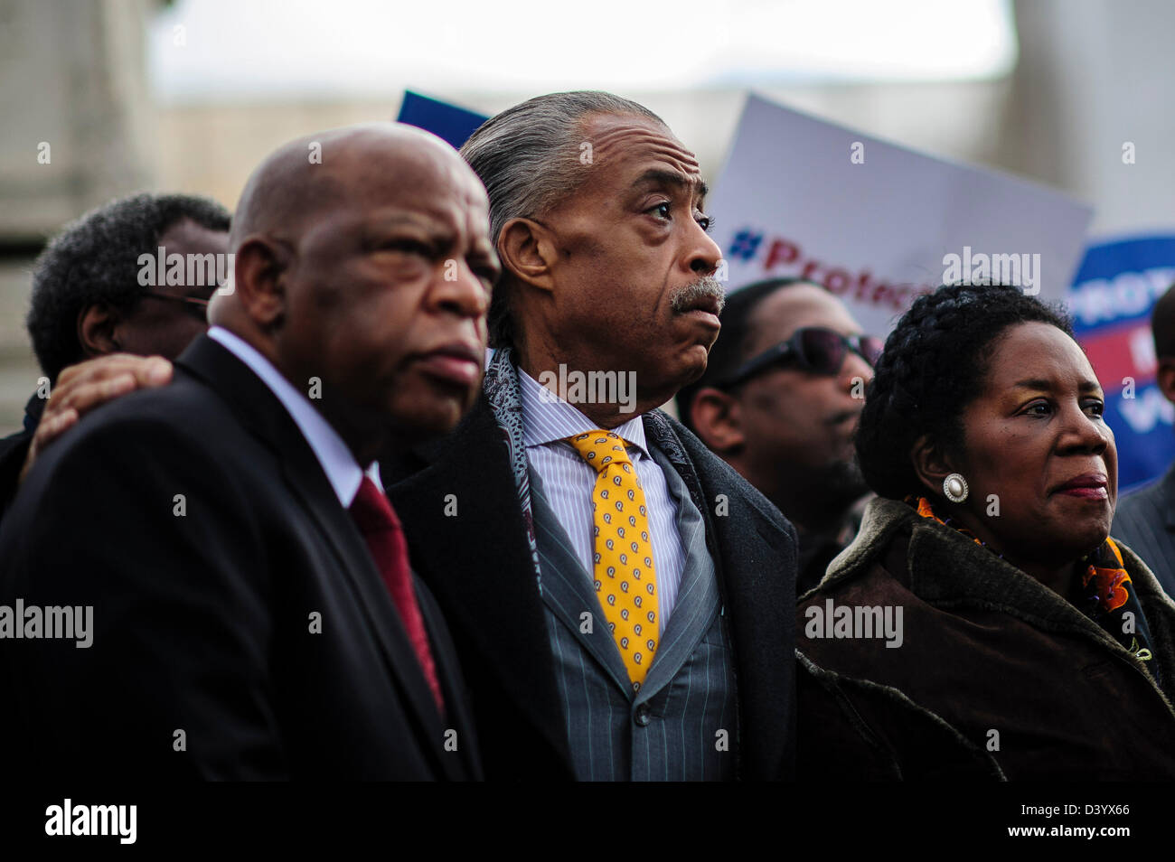 Washington DC, USA. 27. Februar 2013.Rev Al Sharpton zusieht wie auf einer Pressekonferenz vor dem Start einer Kundgebung vor dem US Supreme Court House Minority Leader Nancy Pelosi (D -CA) spricht, wie das Gericht bereitet sich auf den Fall von Shelby County v. Holder, zu hören, die eine der wichtigsten Bestimmungen des Gesetzes infrage. (Bild Kredit: Kredit: Pete Marovich/ZUMAPRESS.com/Alamy Live-Nachrichten) Stockfoto