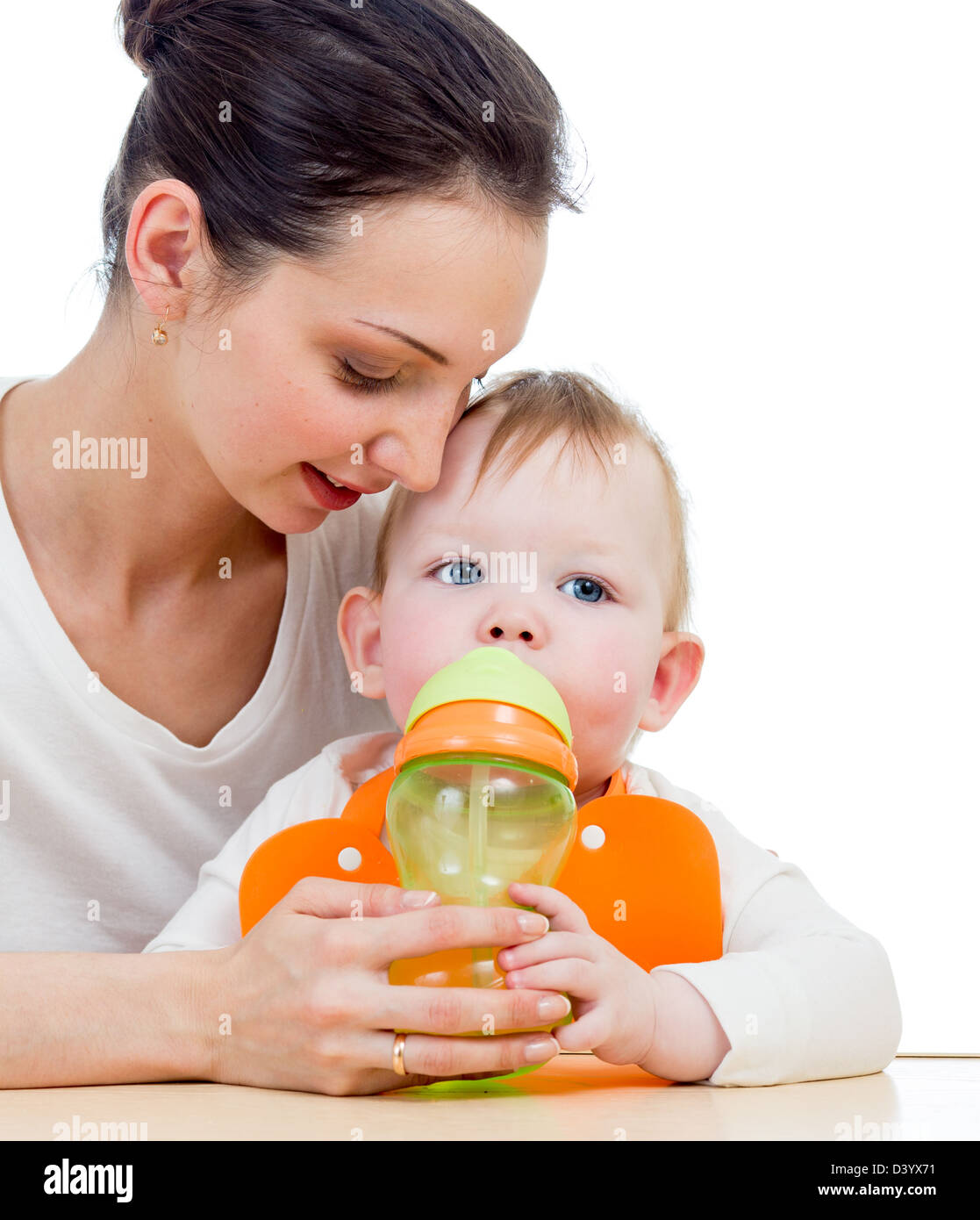 junge Mutter geben trinken Baby von der Fütterung cup Stockfoto