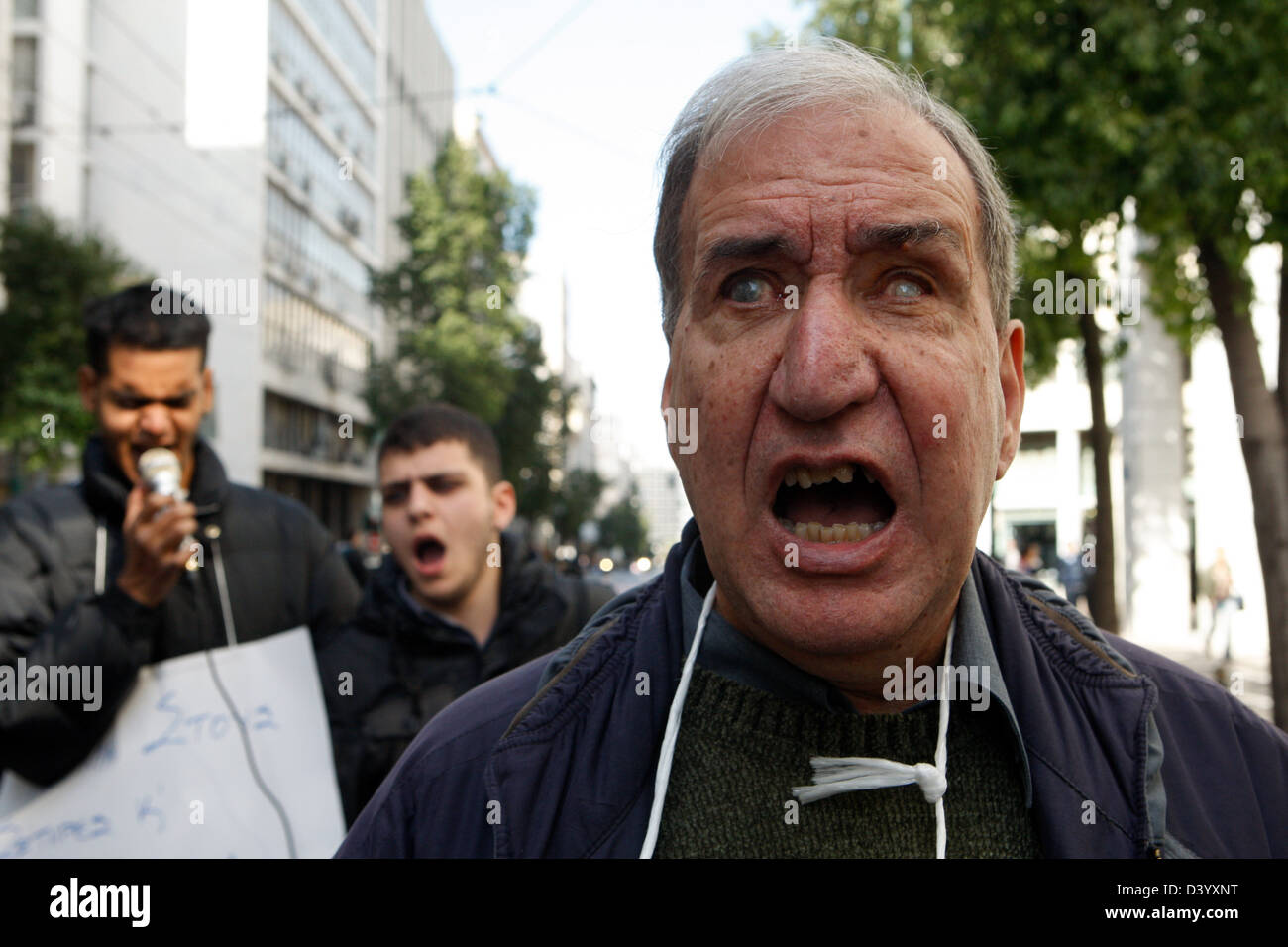 Menschen mit Behinderungen zu protestieren außerhalb des Finanzministeriums im Zentrum von Athen Griechenland gegen weitere Kürzungen auf ihre Vorteile. Stockfoto