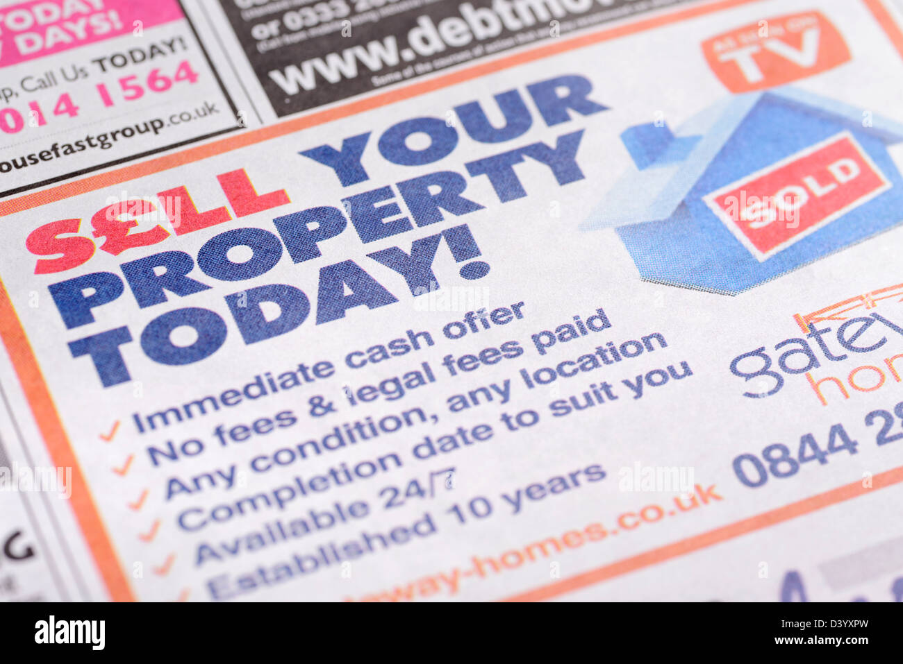Verkaufen Sie Ihre Immobilie für Cash-Anzeige in einer Zeitung, UK. Stockfoto