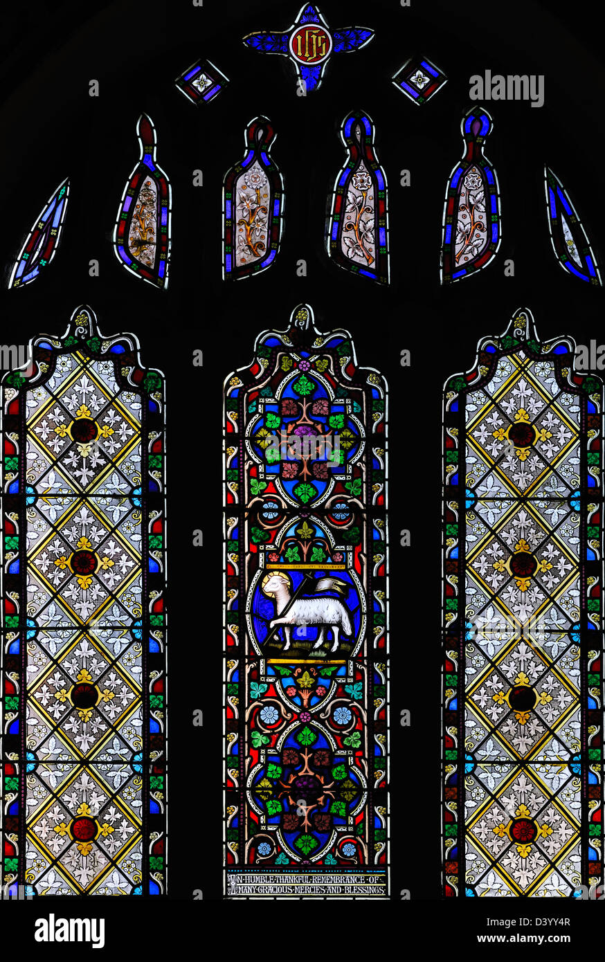 Agnus Dei: Ostfenster der Pfarrei Allerheiligen-Kirche, Broughton mit Elslack, Yorkshire, England Stockfoto