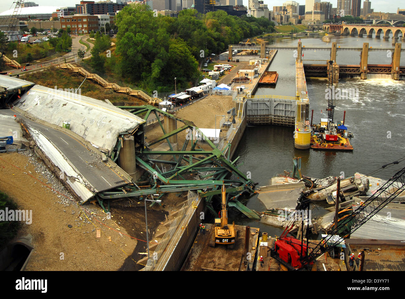 Blick auf die Reste der i-35 Brücke Einsturz 8. August 2007 in Minneapolis, MN. Die Brücke stürzte plötzlich während der Feierabendverkehr auf 1. August 2007 13 Menschen getötet und 145 verletzt. Stockfoto