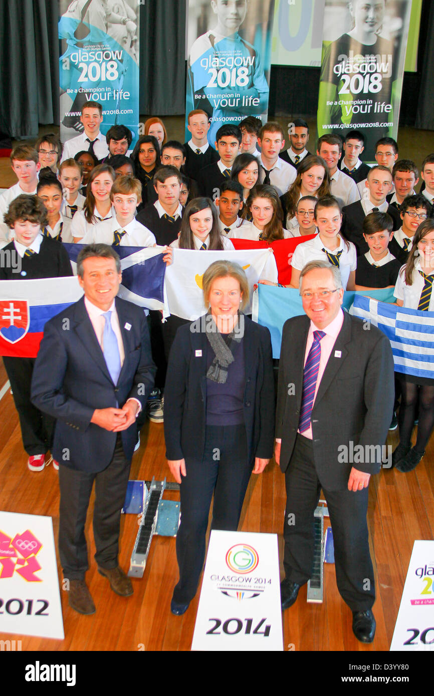 Glasgow, Vereinigtes Königreich. 27. Februar 2013.  Seb Coe besucht Shawlands Academy Glasgow Glasgow Bewerbung für 2018-Jugend-Olympischen Spiele (YOG) als Teil des London 2012 Vermächtnis zu unterstützen. L-R vorne Sebastian Coe, Shona Robison schottische Regierung Minister für Commonwealth und Sport, Stadtrat Gordon Matheson Leader des Glasgow City Council mit Shawlands Akademie Schüler Credit: ALAN OLIVER / Alamy Live News Stockfoto