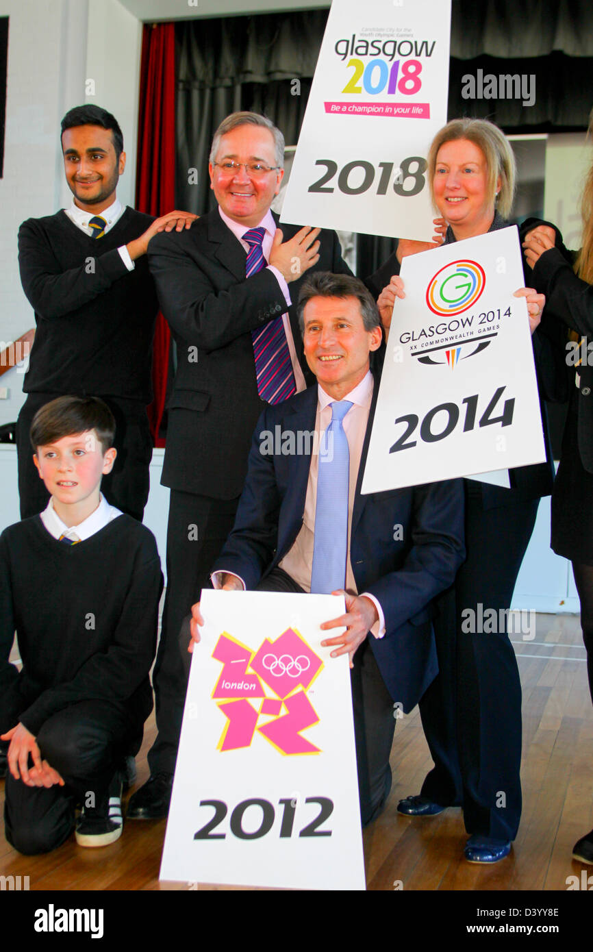 Glasgow, Vereinigtes Königreich. 27. Februar 2013.  Seb Coe besucht Shawlands Academy Glasgow Glasgow Bewerbung für 2018-Jugend-Olympischen Spiele (YOG) als Teil des London 2012 Vermächtnis zu unterstützen. L-R Akademie Schüler, Stadtrat Gordon Matheson Leader des Glasgow City Council Sebastian Coe, Shona Robison schottische Regierung Minister für Commonwealth und Sport, Credit: ALAN OLIVER / Alamy Live News Stockfoto