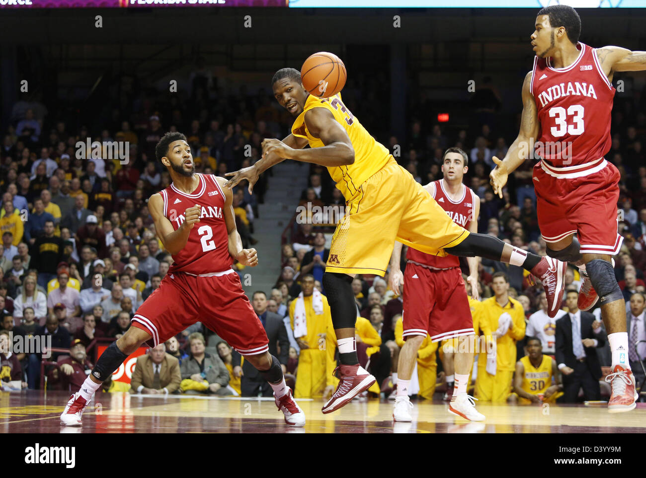 Minneapolis, USA. 26. Februar 2013. Minnesota Gophers vorwärts Trevor Mbakwe (32) verliert die Kontrolle über den Ball als Indiana Hoosiers Christian Watford (2 weiterleiten) und nach vorne Jeremy Hollowell (33) verteidigen ihn bei den NCAA-Basketball-Spiel zwischen den Minnesota Gophers und die Indiana Hoosiers an Williams Arena in Minneapolis, Minnesota. Minnesota besiegt Nummer eins rangiert Indiana 77-73. Bildnachweis: Cal Sport Media / Alamy Live News Stockfoto