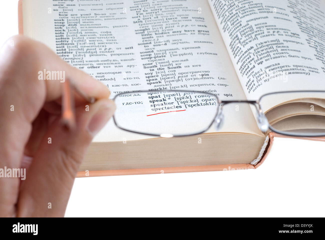 Blick auf das Wörterbuch durch eine Brille Stockfoto
