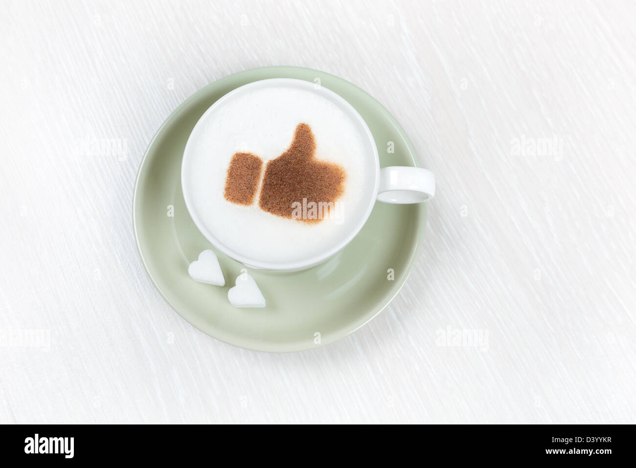 Tasse Kaffee mit Schokolade Daumen hoch und herzförmige Zucker Stockfoto