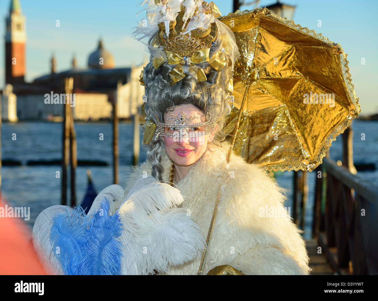 Schöne karnevalskostüme -Fotos und -Bildmaterial in hoher Auflösung – Alamy