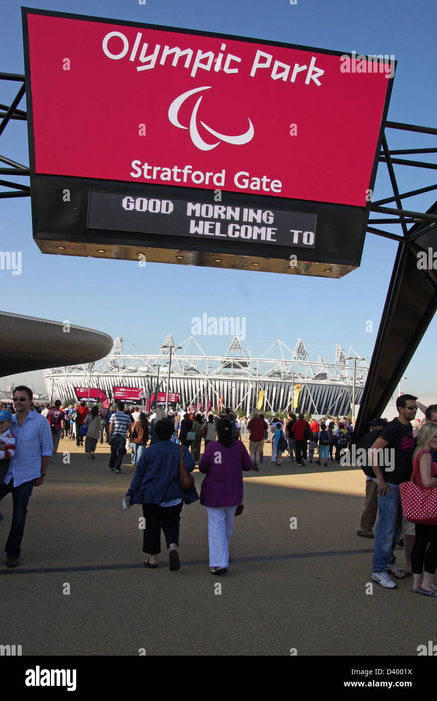 Massen Fuß durch das Haupttor Stratford zum Olympiastadion bei den Paralympics in London 2012. Stockfoto