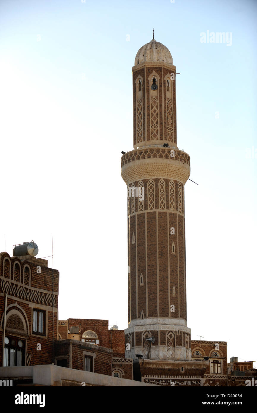 Minarett in der Altstadt von Sanaa, Jemen. Verwendet, um die Muslime zum Gebet im Laufe des Tages zu nennen. Stockfoto