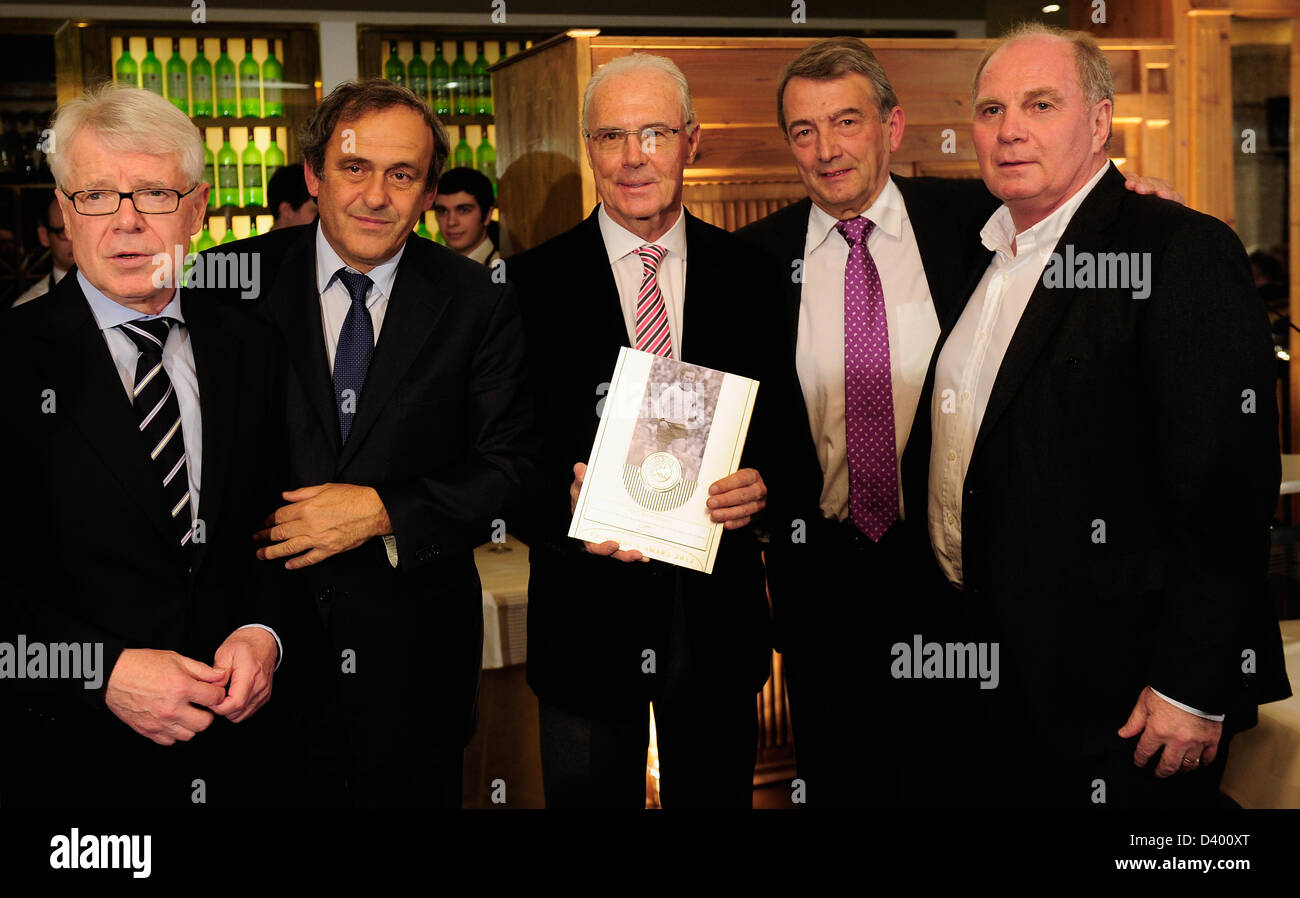 HANDOUT - Präsident der deutschen Fußball Liga (DFL) und auch Präsident von Borussia Dortmund Reinhard Rauball (L-R), UEFA-Präsident Michel Platini, Franz Beckenbauer, Präsident des deutschen Fußball-Bundes (DFB) Wolfgang Niersbach und Uli Hoeneß, Präsident des FC Bayern Muenchen mit dem Award während der UEFA-Präsident Award beim Suedtiroler Stuben in München, am 27. Februar 2013 darstellen. Foto: Lennart Preiss/Dpa (Achtung: Nur Für Redaktionelle Nutzung - nur redaktionelle Nutzung) +++(c) Dpa - Bildfunk +++ Stockfoto