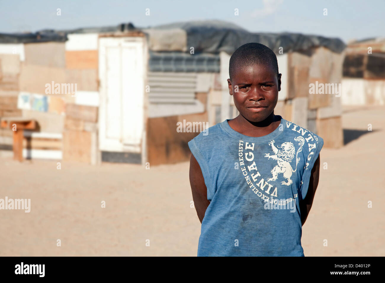 Teenager posieren vor improvisierten Hütten, gemacht aus Schrott im Slum in der Nähe von Swakopmund, Namibia, Südafrika Stockfoto