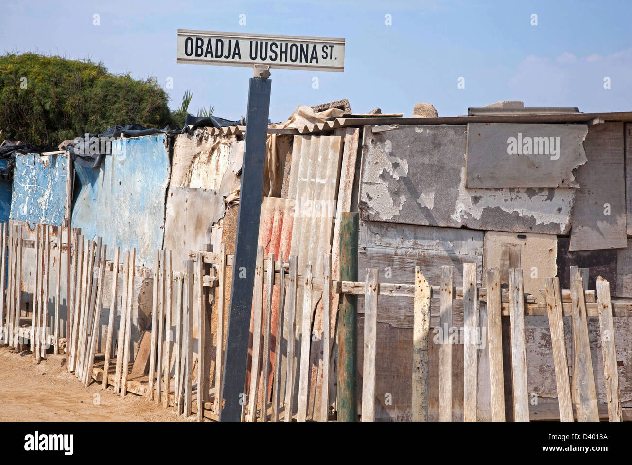 Straße mit improvisierten Hütten, gemacht aus Schrott im Slum in der Nähe von Swakopmund, Namibia, Südafrika Stockfoto