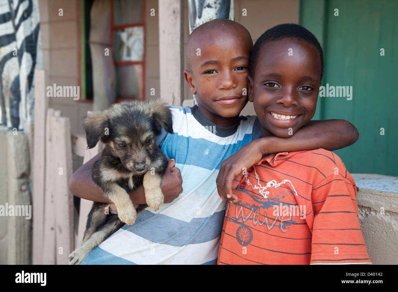 Zwei Lächeln glücklich afrikanischer Kinder im Township in der Nähe von Swakopmund, Namibia, Südafrika Stockfoto