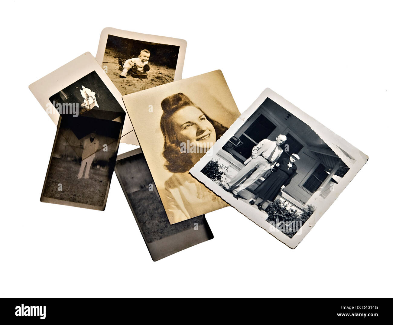 Eine Gruppe von alten Familienfotos und negativen auf weißem Hintergrund. Stockfoto