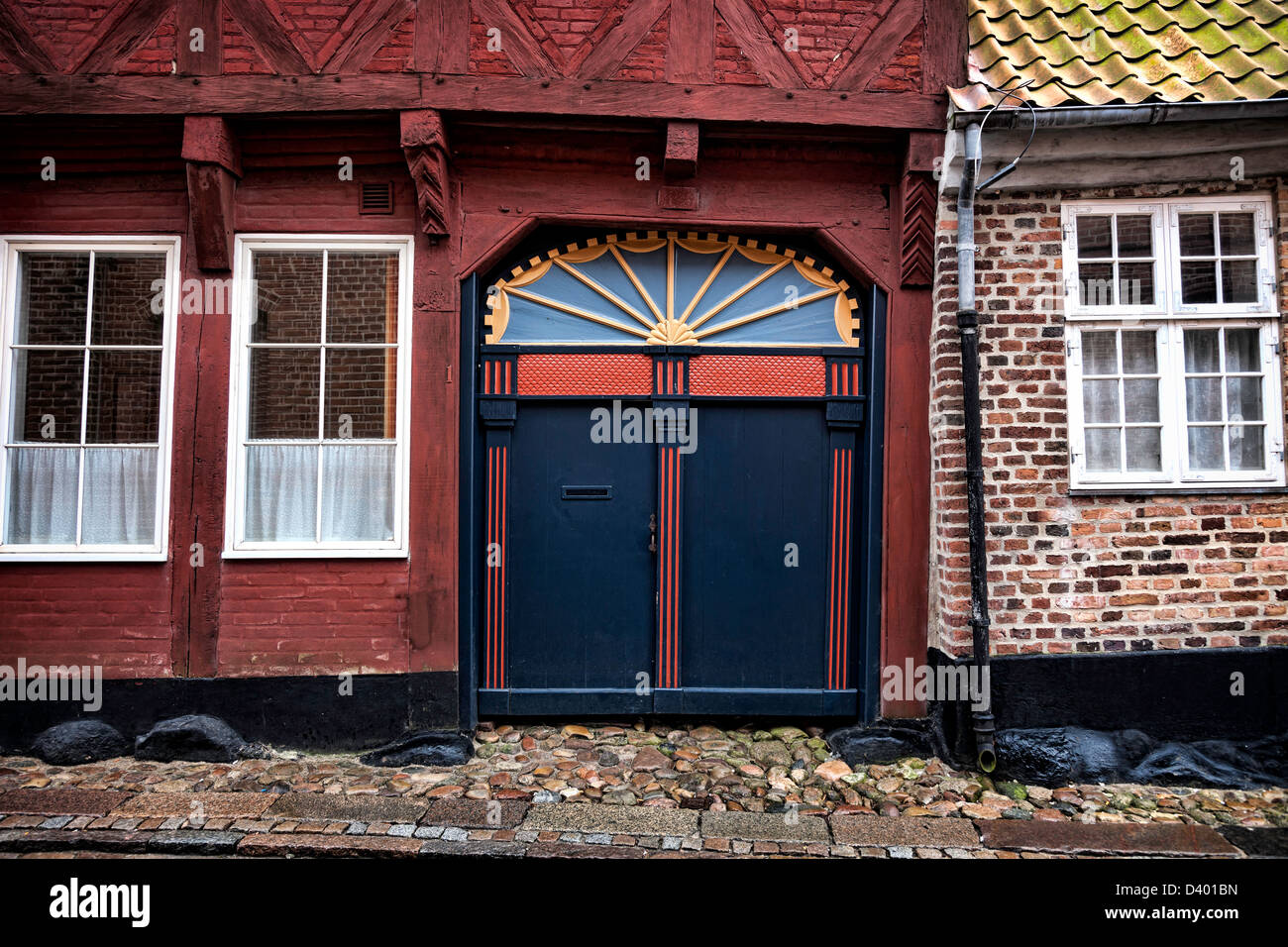 Alte antike schiefe Tür in Ribe, Dänemark Stockfoto