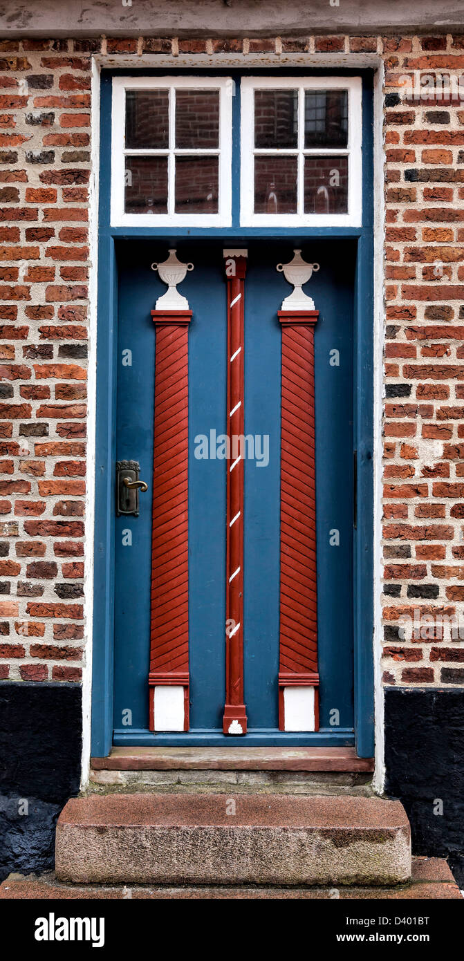 Alte antike schiefe Tür in Ribe, Dänemark Stockfoto