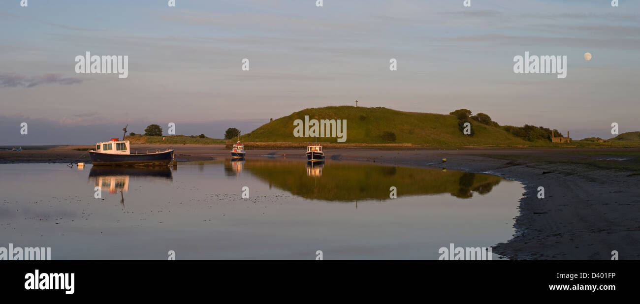 Blickte der Aln-Mündung bis zur Mündung des Aln bei dem Sonnenuntergang und Mond Aufstieg auf der nordöstlichen Küste von Northumberland, England Stockfoto