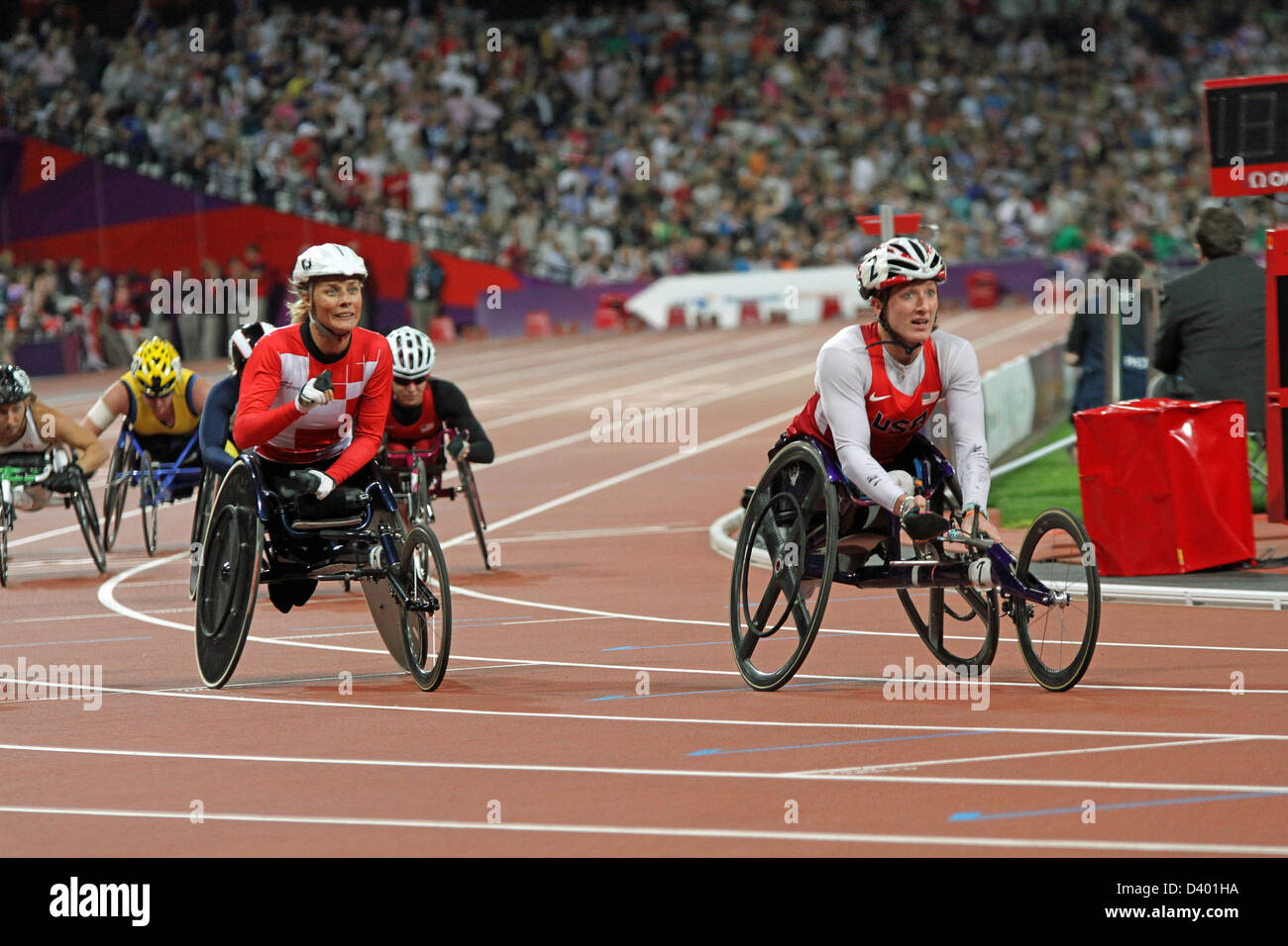 Edith Wolf Schweiz (links) bekommt Silber und Tatyana McFadden der USA (rechts) bekommt gold bei den Frauen 1500m - T54 Stockfoto