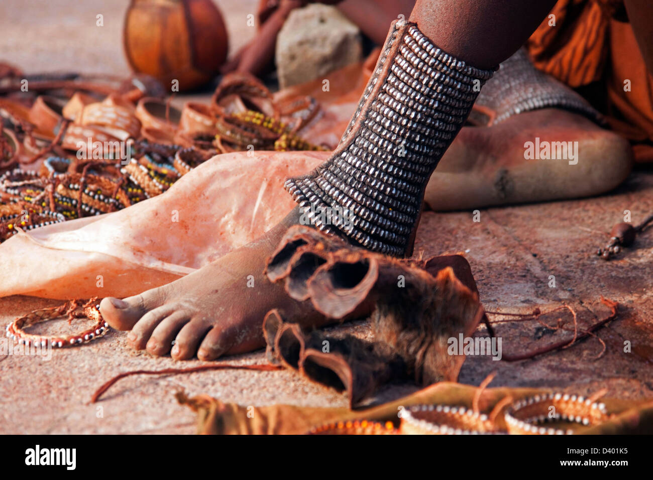 Nahaufnahme von Frau die Füße dekoriert mit Fußkettchen und Schmuck der Himbas, Namibia, Südafrika Stockfoto