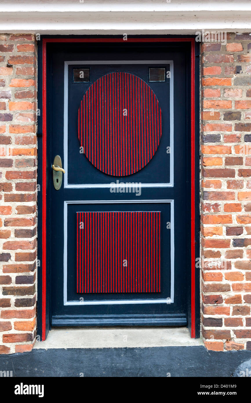 Alte antike schiefe Tür in Ribe, Dänemark Stockfoto