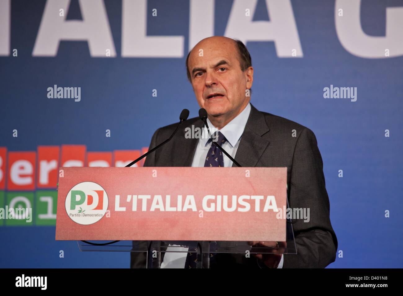 Rom, Italien. 25. Februar 2013 spricht der Anführer der PD Pierluigi Bersani während einer Pressekonferenz in Rom. Stockfoto