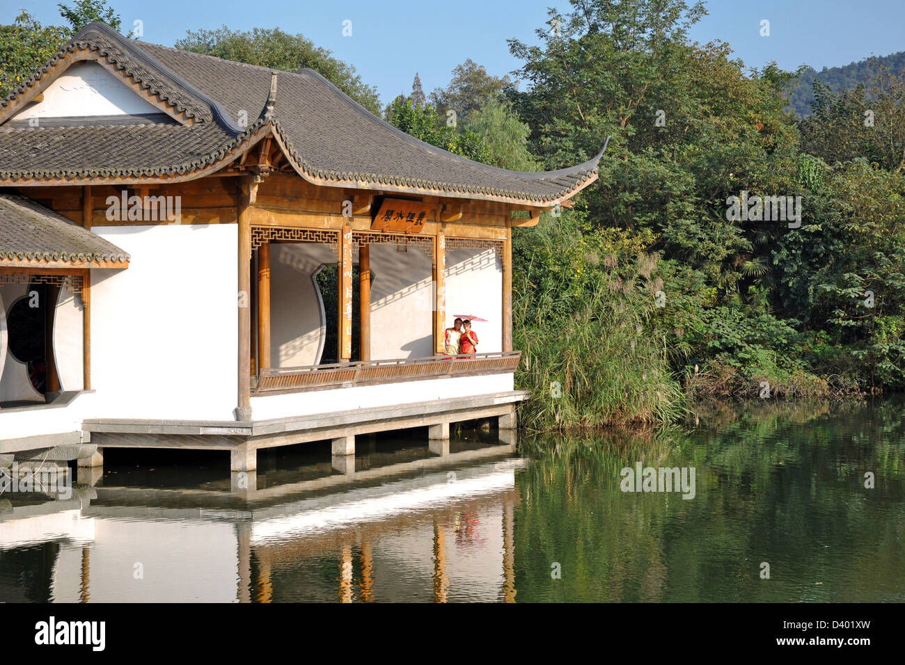 Paar gekleidet in traditionellen chinesischen Kostüm posiert in einem Pavillon auf Hangzhou See - Hangzhou in der Nähe von Shanghai China Stockfoto