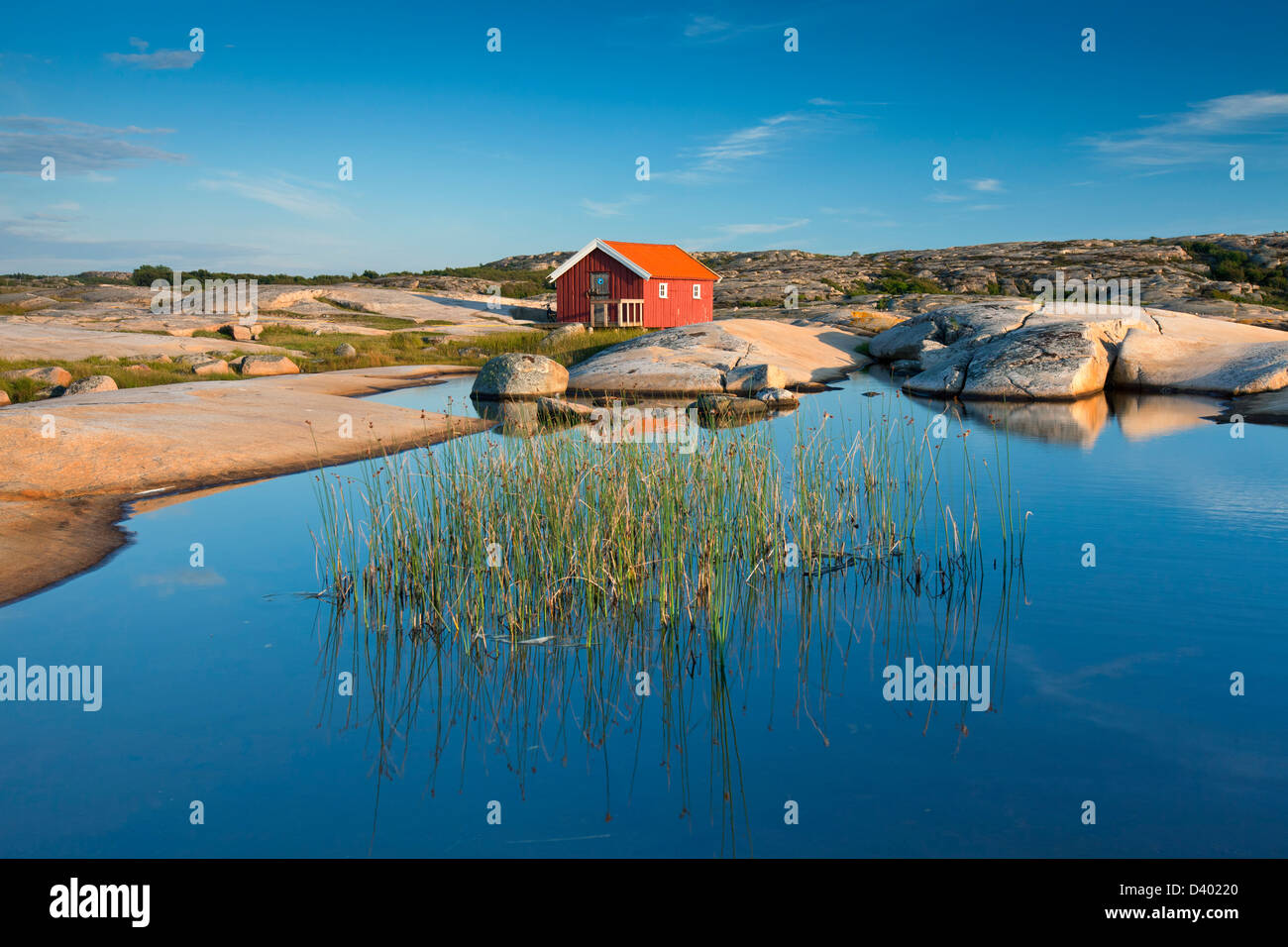 Hölzerne Fischerhütte an der Küste in Ramsvik, Bohuslän, Schweden Stockfoto