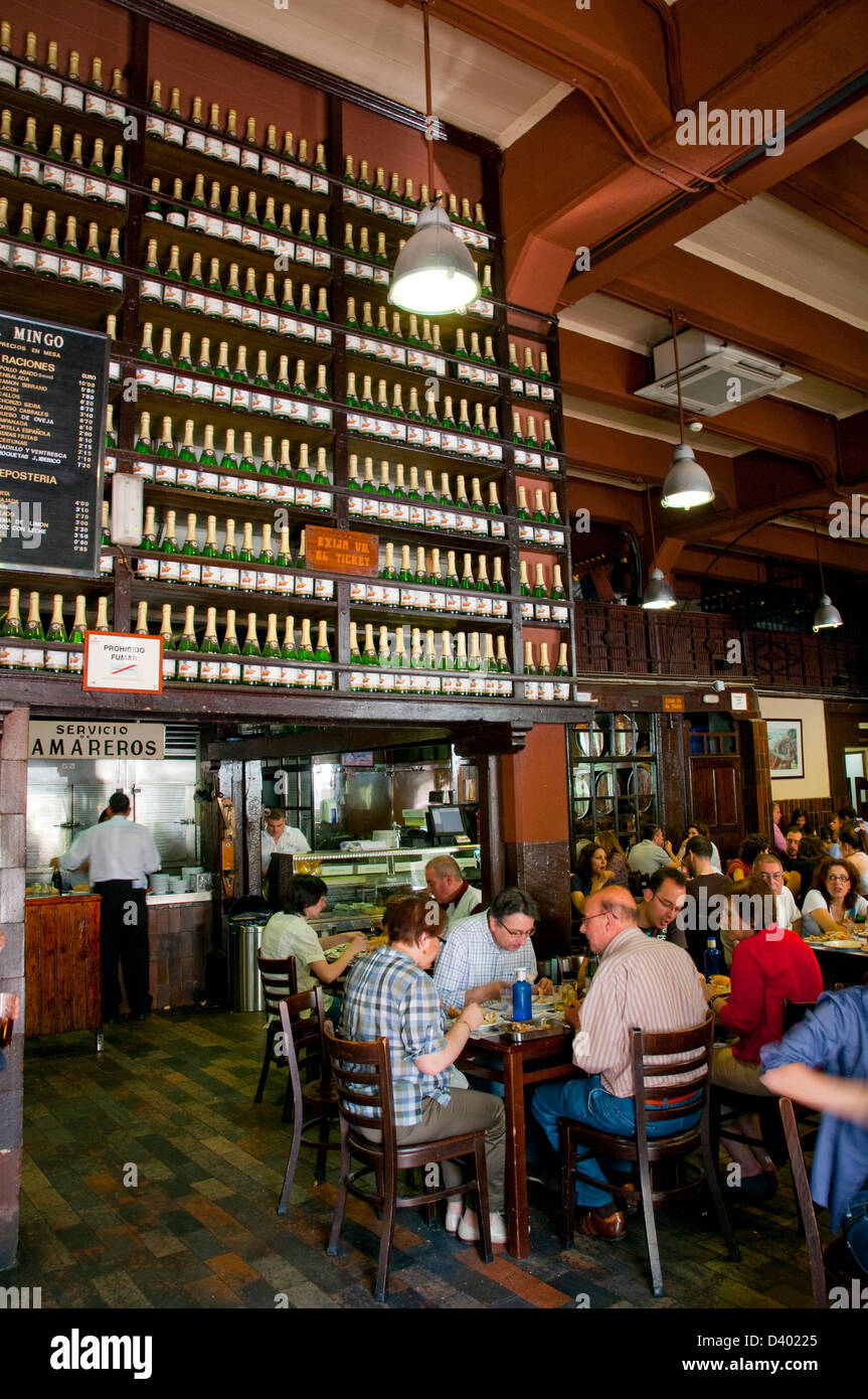 Typisches Restaurant, indoor anzeigen. Madrid, Spanien. Stockfoto