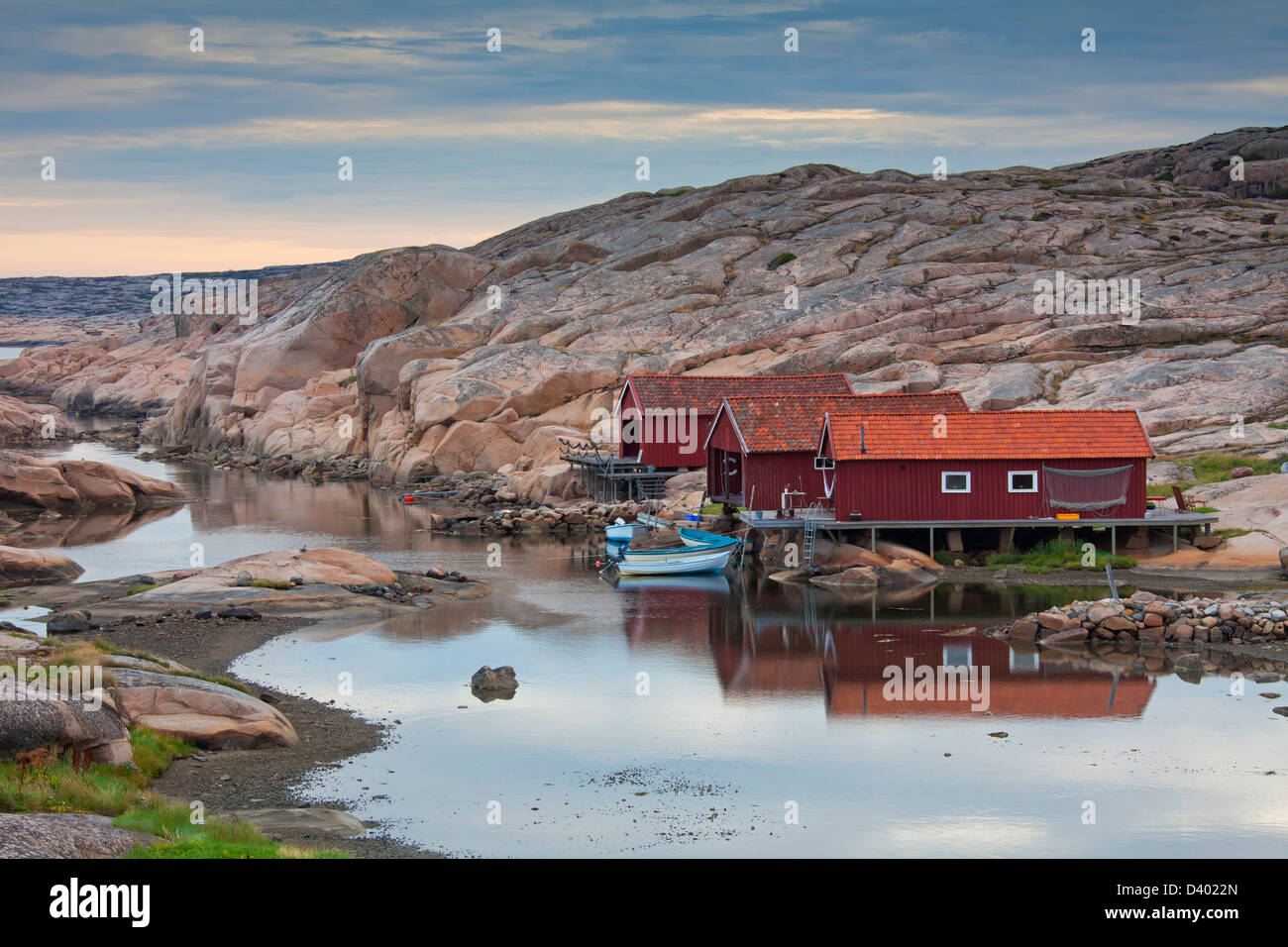 Hölzerne Fischerhütten entlang der Küste in Ramsvik, Bohuslän, Schweden Stockfoto