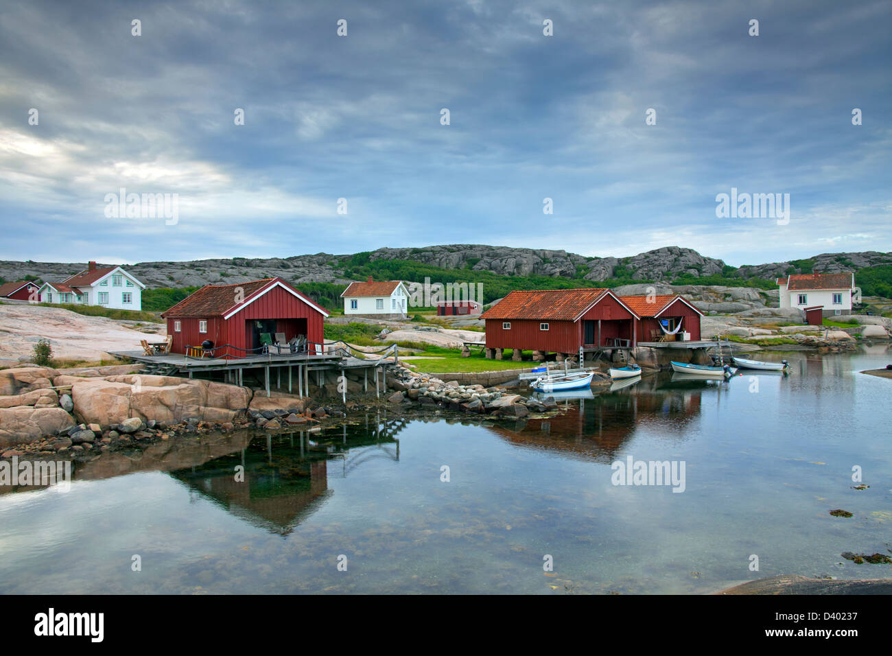 Hölzerne Fischerhütten entlang der Küste in Ramsvik, Bohuslän, Schweden Stockfoto