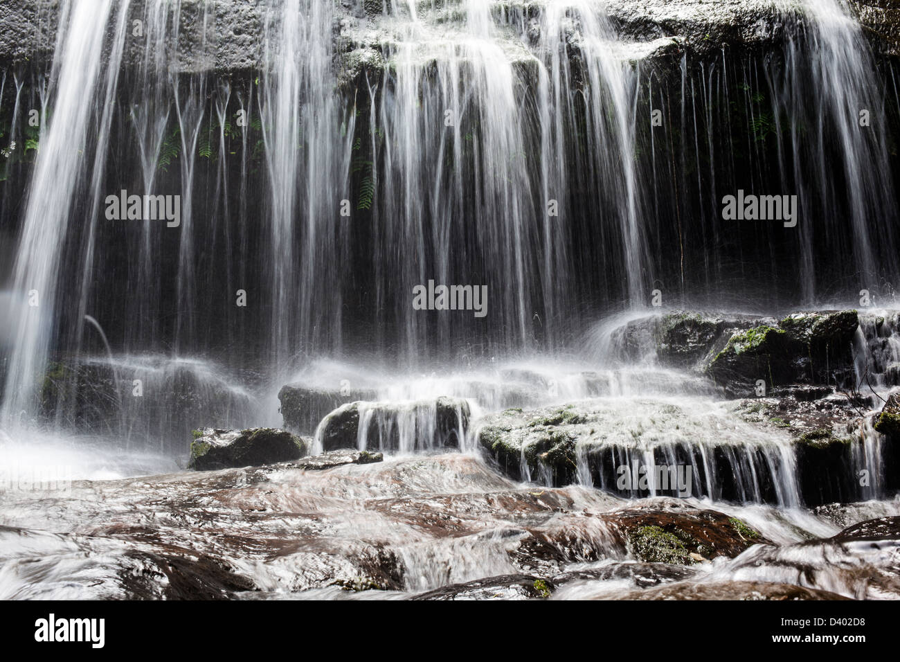 Nahaufnahme der herabstürzende Wasser bei Sangara Wasserfällen, Iriomote Island, Präfektur Okinawa, Japan. Stockfoto