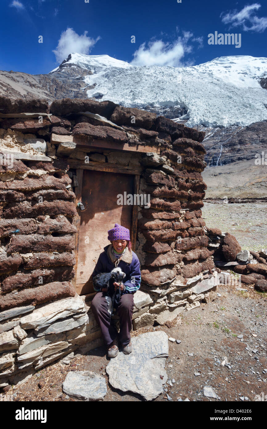 Tibetisches Mädchen und ihr kleines Lamm am Fuße des Karola Gletscher, Tibet Stockfoto