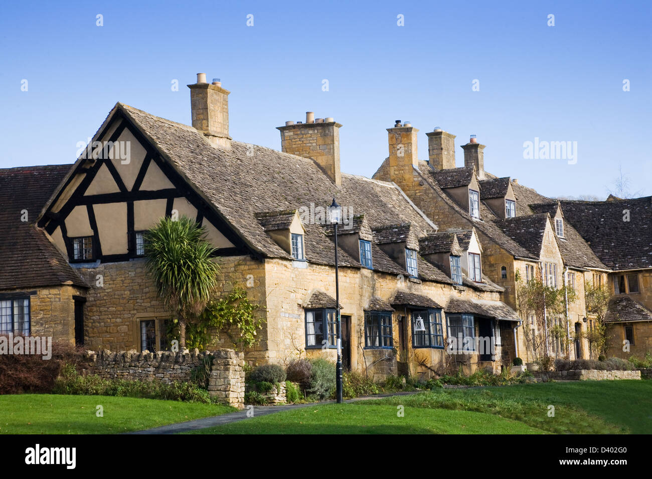 Traditionelle Hütten in einem Cotswold Dorf, England, UK. Stockfoto