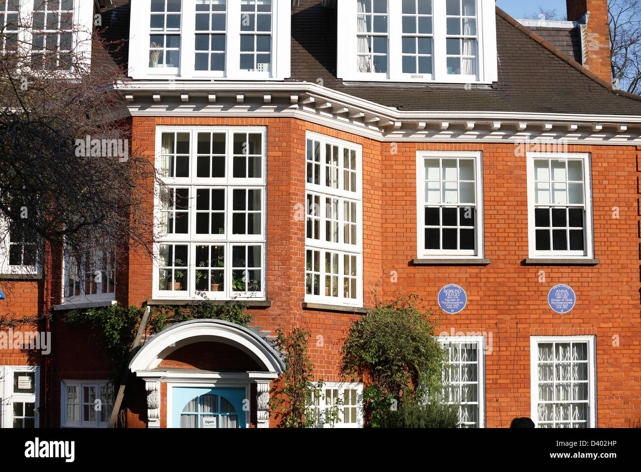 Blaue Plaketten von Sigmund Freud und Anna Freud sind auf dem Freud-Museum in Hampstead, Nord-London auf 27. Februar 2013 abgebildet. Stockfoto