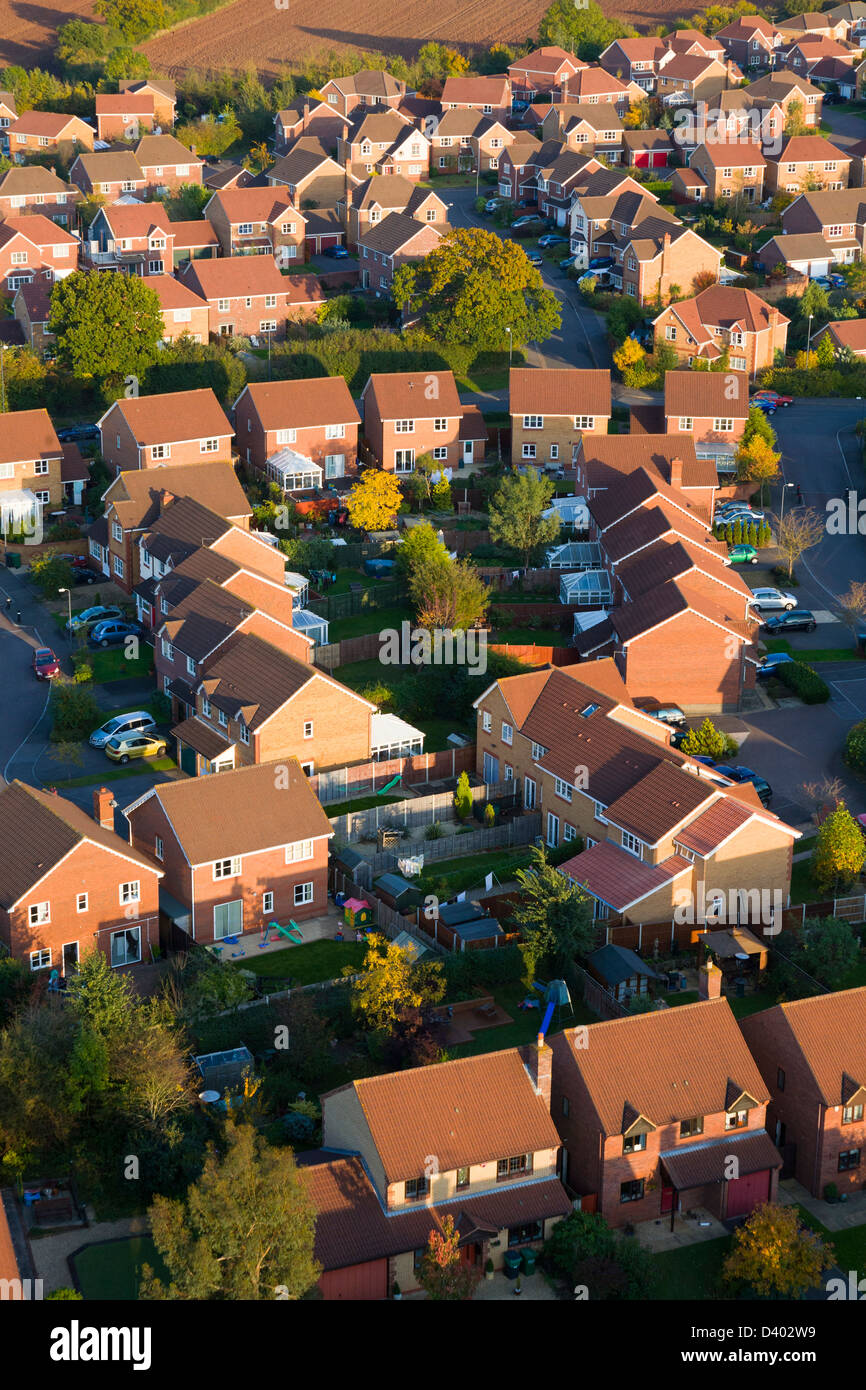 Luftaufnahme des britischen roten Ziegeln befindet sich in einem modernen Anwesen. Stockfoto