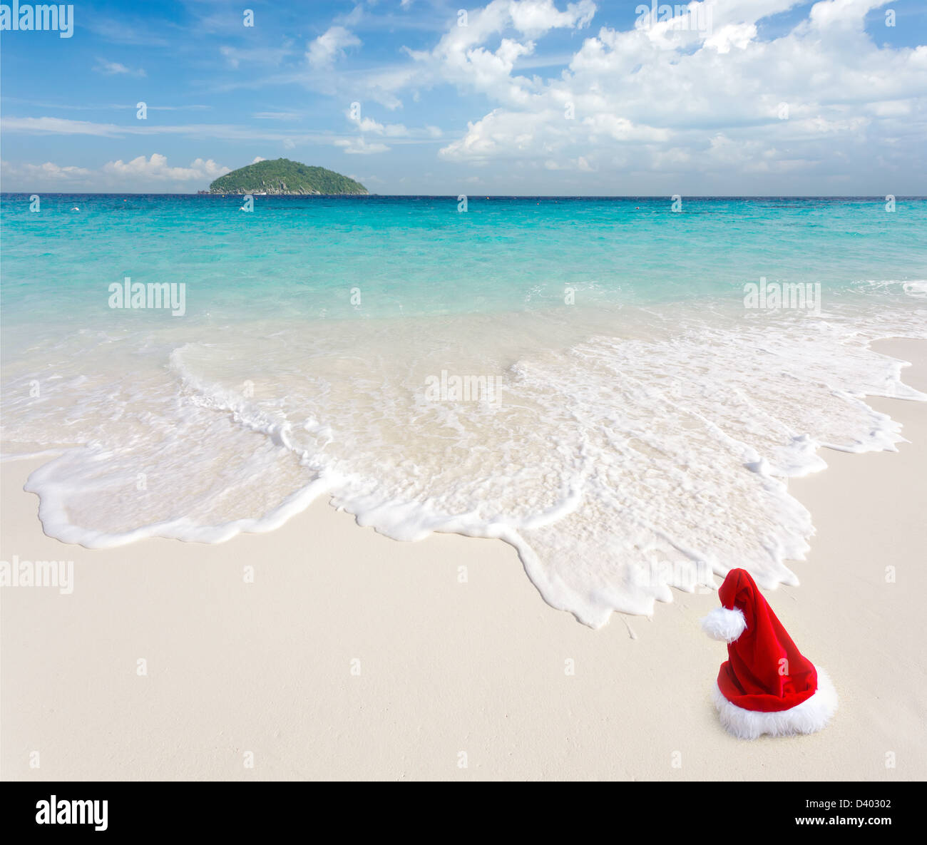 Santa Claus am tropischen Sandstrand, ko Similan Island, Thailand Stockfoto