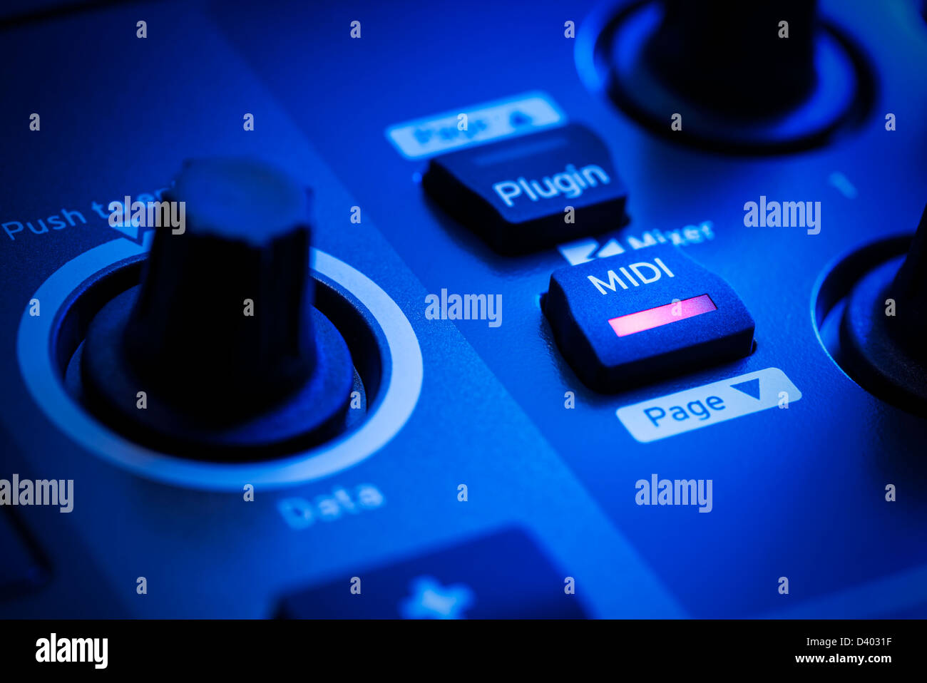 Nahaufnahme einer Schaltfläche mit einem roten LED markiert MIDI (Musical Instrument Digital Interface) auf einem MIDI-Controller Tastatur Stockfoto
