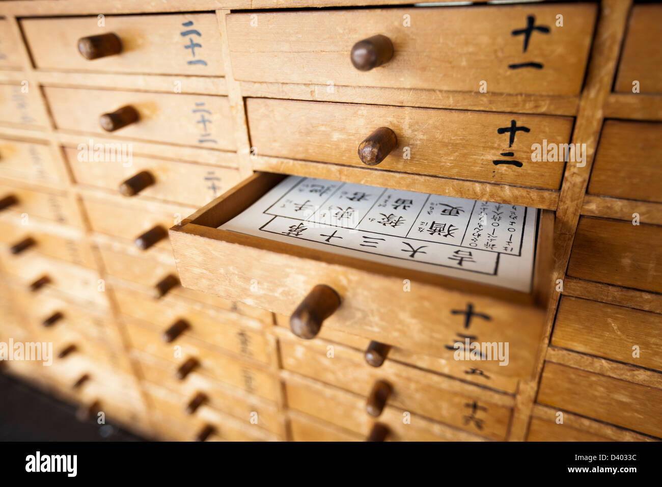 Omikuji Schubladen in einem Tempel in Japan. Stockfoto