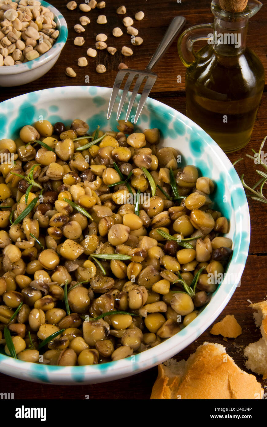 Gekochte Kichererbsen mit Olivenöl und Rosmarin Stockfoto