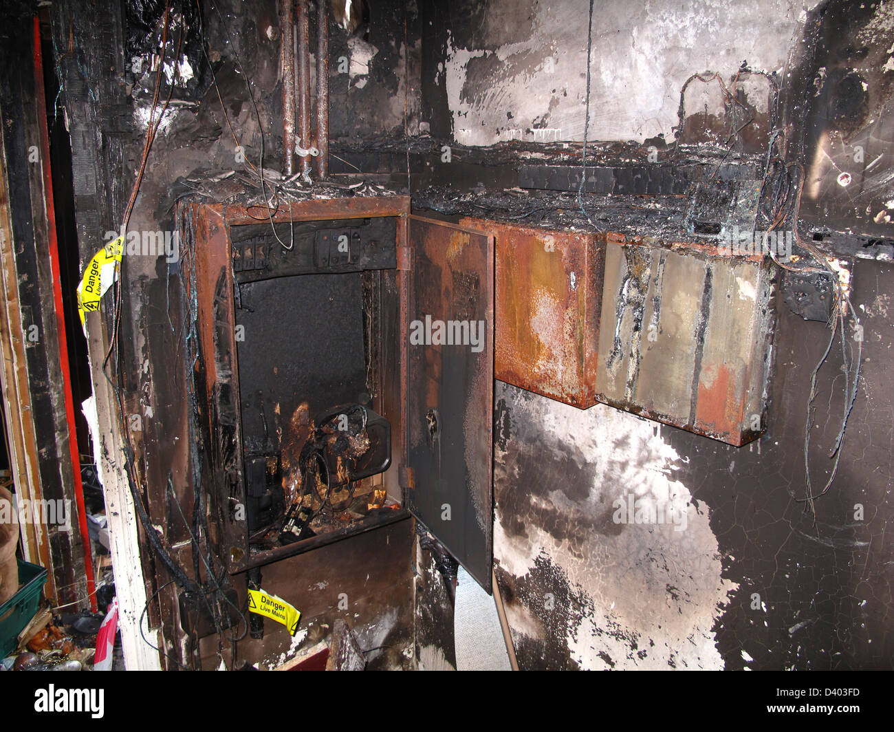 Elektrischen Schrank in Brand beschädigt Haus ausgebrannt Stockfoto