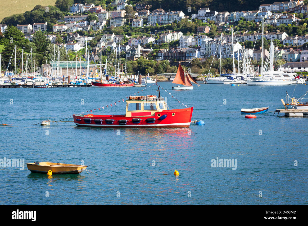 Boote auf dem Fluss Dart in Dartmouth, South Devon. Die Stadt Kingswear kann im Hintergrund zu sehen. Stockfoto