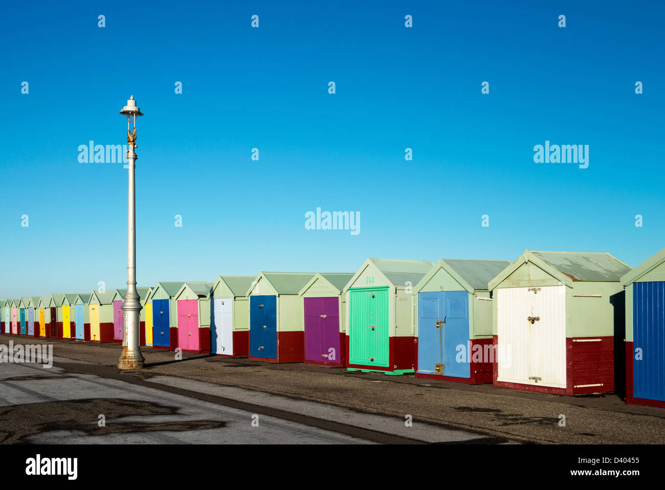 Farbenfrohe Strandhütten in Hove, in der Nähe von Brighton, East Sussex, UK. Stockfoto