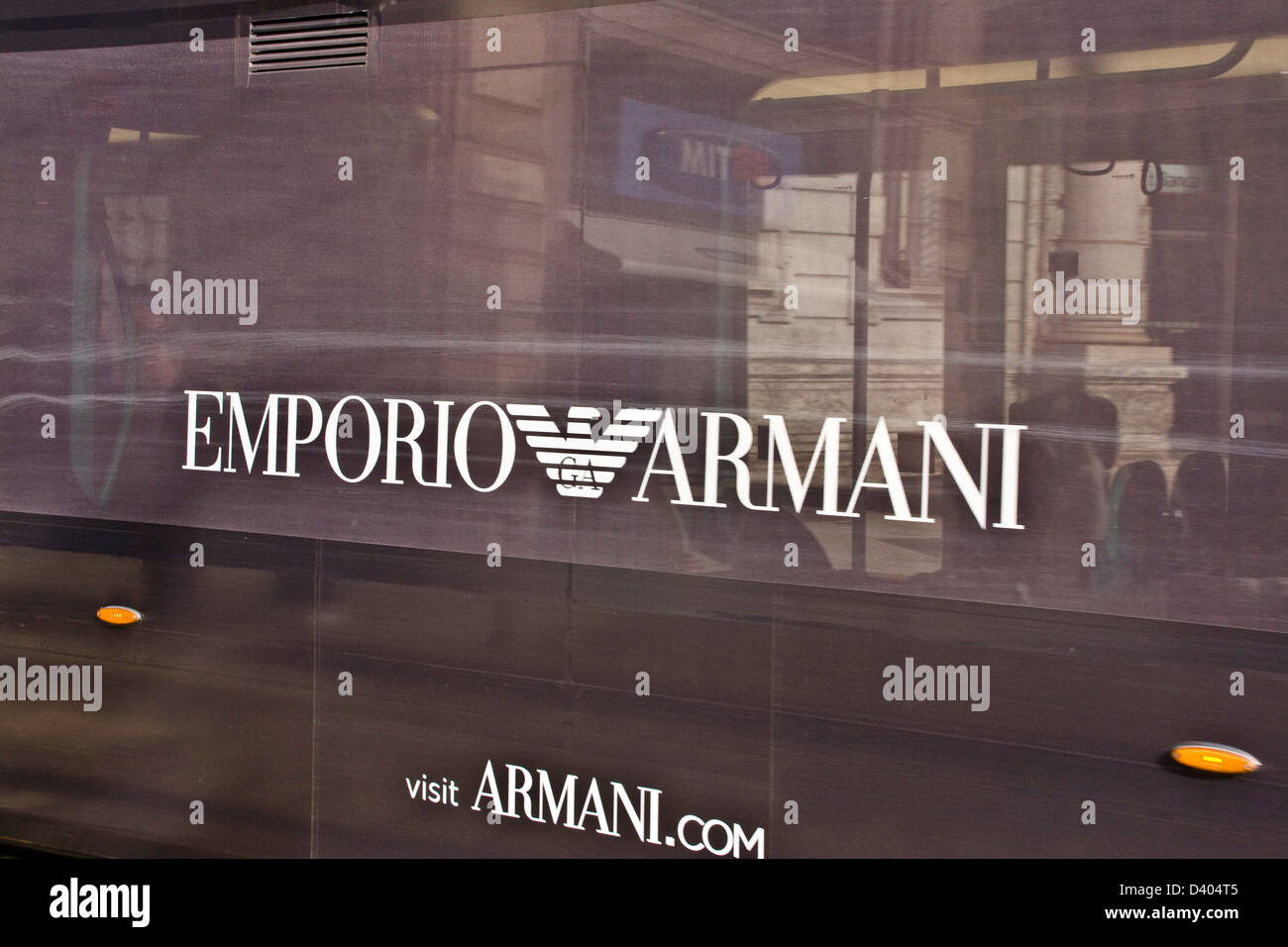 Straßenbahn mit Emporio Armani Logo Motiv Marke Marke und Reflexion Mailand Lombardei Italien Europa Stockfoto