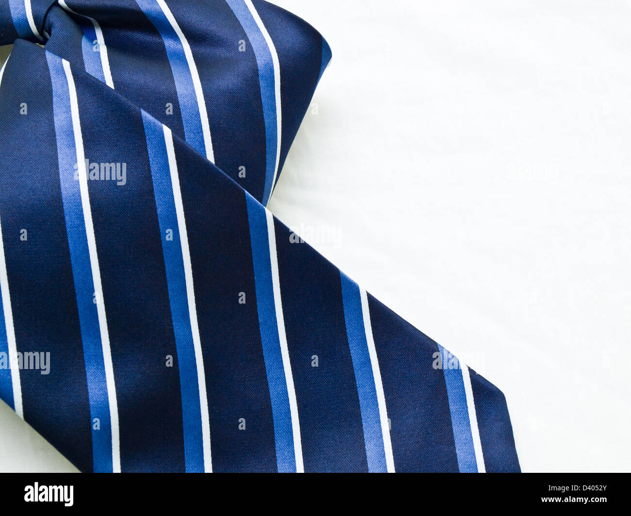 Nahaufnahme der gestreifte blaue und weiße Krawatte isoliert auf weißem Hintergrund. Stockfoto