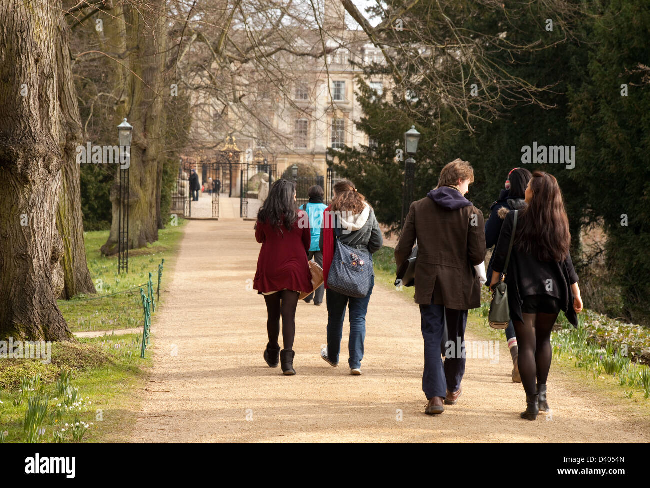Universitätsstudenten UK; Clare College Cambridge Universitätsstudenten, die an der Hochschule spazieren, Cambridge, Großbritannien Stockfoto