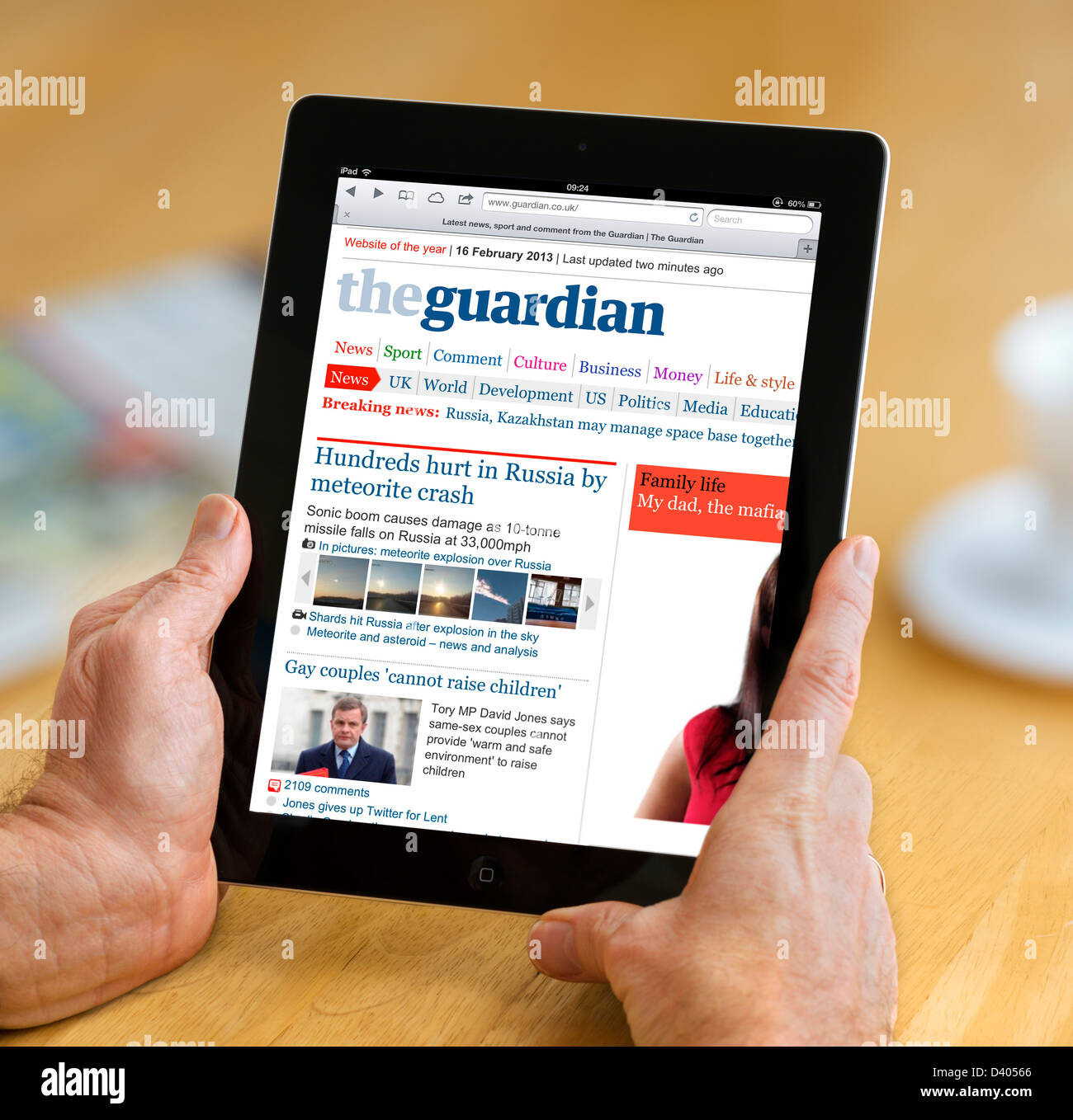 Lesen Sie die Internet-Ausgabe des Online-Tageszeitung the Guardian auf einen 4. Generation iPad, UK Stockfoto