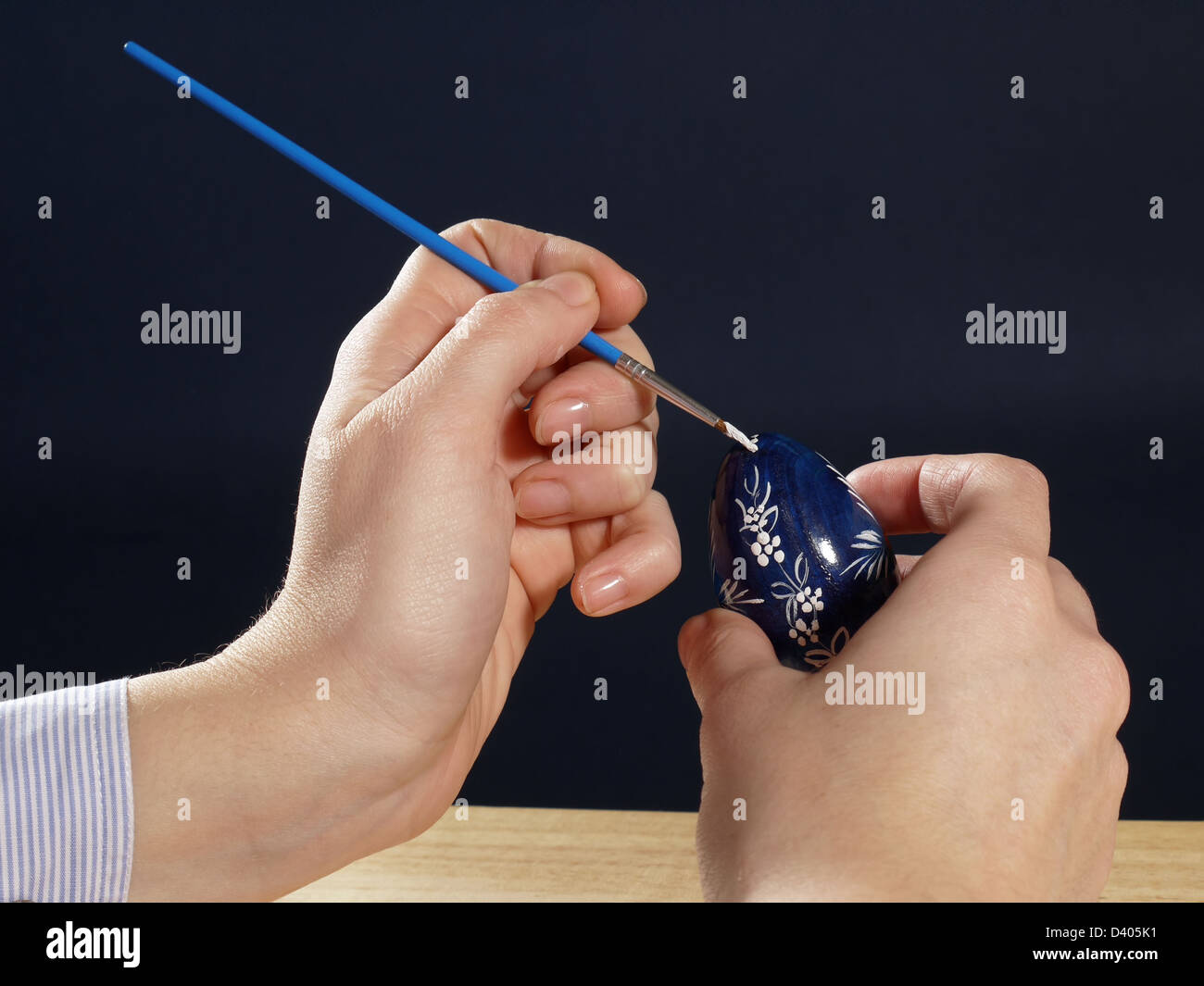 Nahaufnahme der weiblichen Hände Malerei Osterei mit Pinsel Stockfoto
